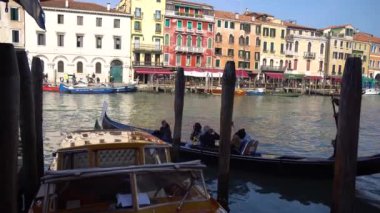 Venedik 'teki gondolalar, moning 'de. Arka planda San Giorgio Maggiore Adası görülebilir