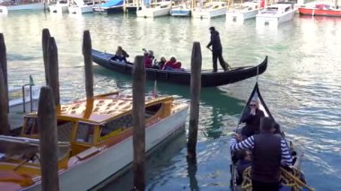 Venedik, Italya-14.03.2019: Venedik dar kanallar turistler ile Gondol