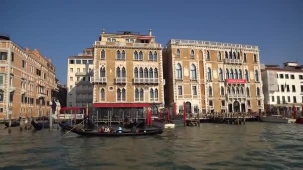 Venedig Italien 2019 Gondel Mit Touristen Den Engen Kanälen Venedigs — Stockvideo