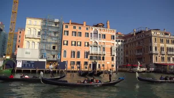 Veneza Itália 2019 Gôndola Com Turistas Nos Canais Estreitos Veneza — Vídeo de Stock