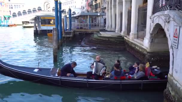 ヴェネツィア イタリア 2019 ヴェネツィアの狭い運河で観光客とゴンドラ — ストック動画