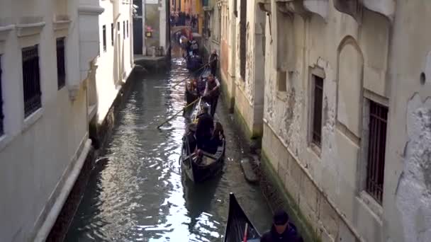 意大利威尼斯 2019 威尼斯狭窄运河里有游客的平底船 — 图库视频影像
