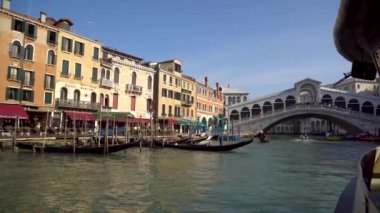 Venedik, Italya-15.03.2019: teknede büyük kanal ve Rialto Köprüsü görünümü