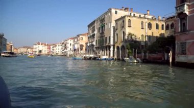 Venedik, Italya-14.03.2019: Venedik dar kanallar turistler ile Gondol