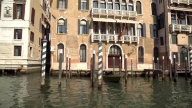 Venedik, Italya-14.03.2019: Venedik dar kanallar turistler ile Gondol