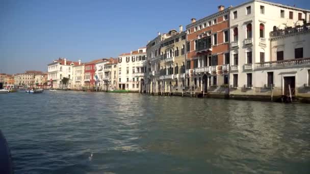 Venedig Italien 2019 Gondel Mit Touristen Den Engen Kanälen Venedigs — Stockvideo