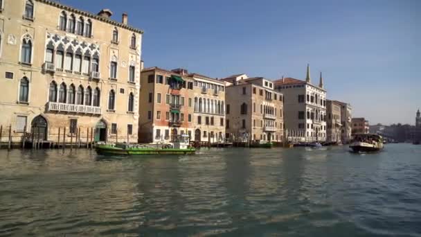 Venedig Italien 2019 Gondel Mit Touristen Den Engen Kanälen Venedigs — Stockvideo