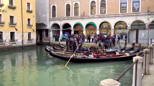 意大利威尼斯 2019 威尼斯狭窄运河里有游客的平底船 — 图库视频影像