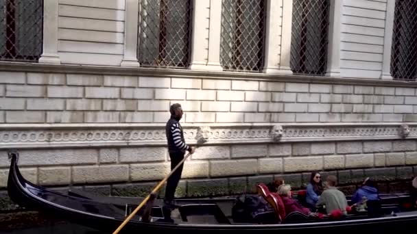 Venecia Italia 2019 Góndola Con Turistas Los Estrechos Canales Venecia — Vídeos de Stock
