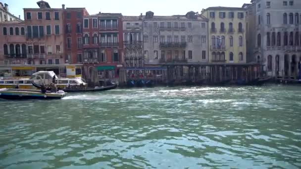 Venecia Italia 2019 Góndola Con Turistas Los Estrechos Canales Venecia — Vídeos de Stock