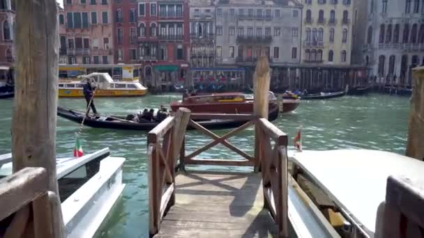 Benátky Itálie 2019 Gondola Turisty Úzkých Kanálech Benátské — Stock video