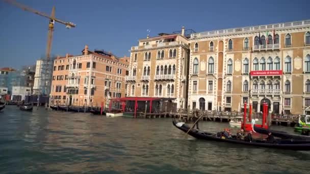 Veneza Itália 2019 Gôndola Com Turistas Nos Canais Estreitos Veneza — Vídeo de Stock