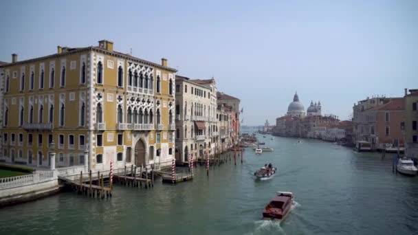 Kijkend Langs Het Canal Grande Richting Santa Maria Salute Venetië — Stockvideo