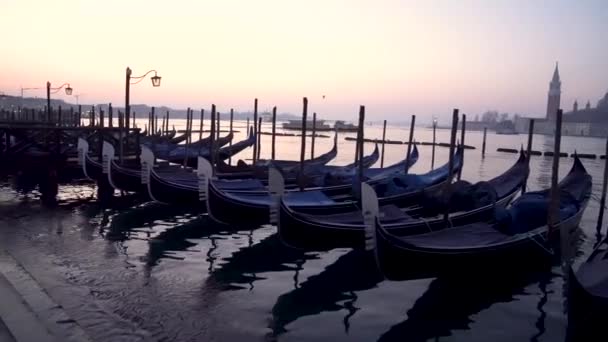 在威尼斯的贡多拉在星期一 在背景圣乔治马焦雷岛是可见的 — 图库视频影像