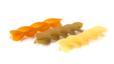 Beyaz arka plan üzerinde izole renkli makarna çeşitleri