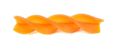 Beyaz arka plan üzerinde izole renkli makarna çeşitleri