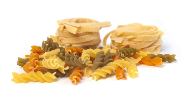 Pasta italiana colorata isolata su fondo bianco — Foto Stock