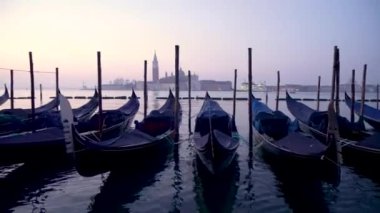 Venedik 'teki gondolalar, moning 'de. Arka planda San Giorgio Maggiore Adası görülebilir