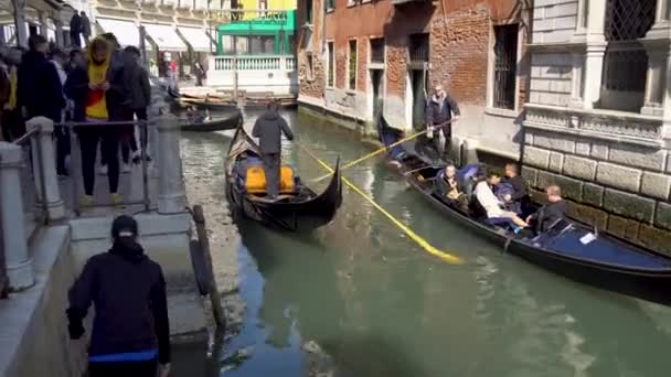 Venise Italie 2019 Gondole Avec Touristes Dans Les Canaux Étroits — Video