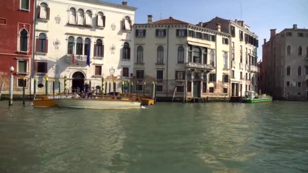 Venezia 2019 Gondola Con Turisti Negli Stretti Canali Venezia — Video Stock