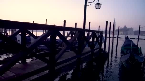 Gondolas Benátkách Pozadí Vidět Ostrov San Giorgio Maggiore — Stock video