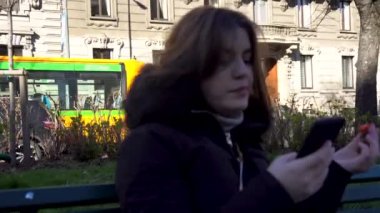 çekici kız telefonda konuşurken ve parkta çilek yeme