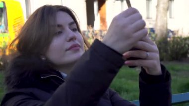 çekici kız kendini ruj açık havada yapar
