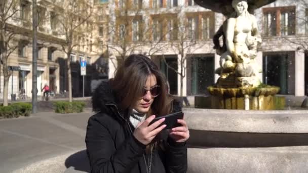 Привлекательная Девушка Делает Селфи Фонтана Милане Италия — стоковое видео