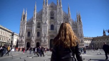 Milan, Italya-12.03.2019: Milano şehir Duomo di Milano veya Milano Katedrali 'nde Beautifull kız ve insanlar, Milano turist cazibe