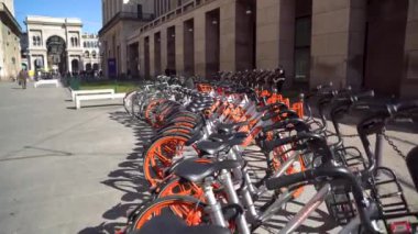 Milan, Italya-12.03.2018: Milano sokaklarında kiralık bisikletler