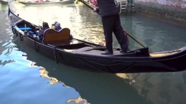 Venedik, Italya-14.03.2019: Venedik dar kanallar turistler ile Gondol