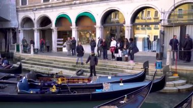 Venedik, Italya-14.03.2019: Venedik dar kanallar turistler ile Gondol