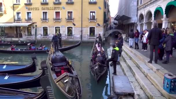 Venedig Italien 2019 Gondol Med Turister Smala Kanalerna Venedig — Stockvideo