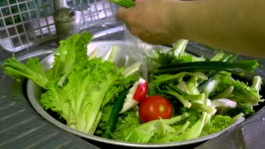 evde musluk suyu ile sebze yıkama