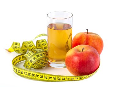 elma ve elma suyu ile beyaz arka plan üzerinde şerit metre