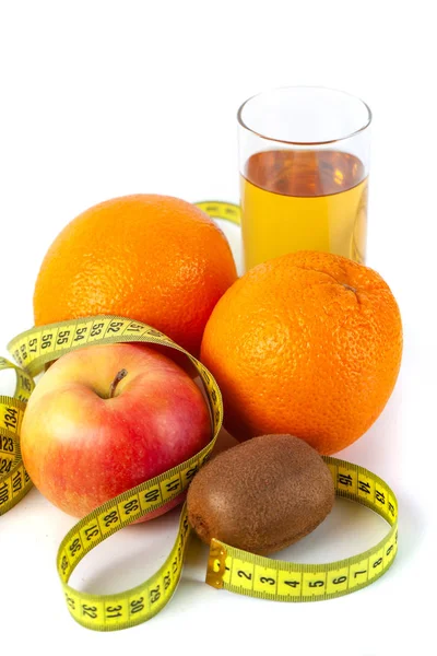 Яблоко, апельсин, киви и яблочный сок с лентой мера на белом б — стоковое фото