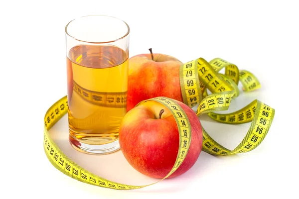 Яблочный и яблочный сок с лентой мера на белом фоне — стоковое фото