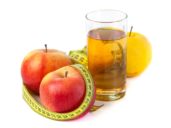 Яблочный и яблочный сок с лентой мера на белом фоне — стоковое фото
