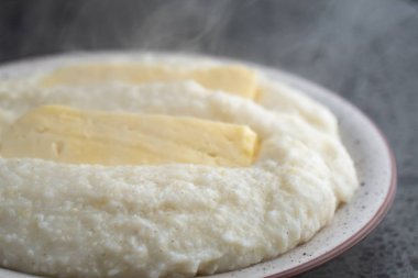 Peynirli Mengrelian Mısır mamalica (ghomi). Gürcü gıda.