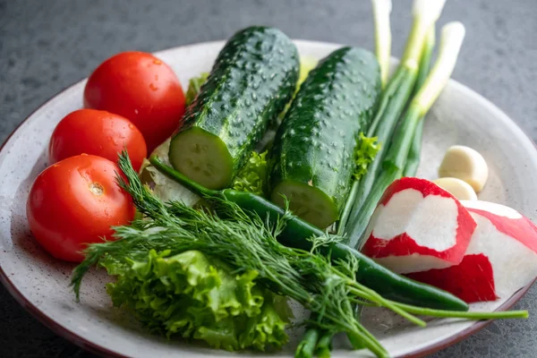 Concombre, tomate, radis, persil, oignon et autres légumes sur — Photo