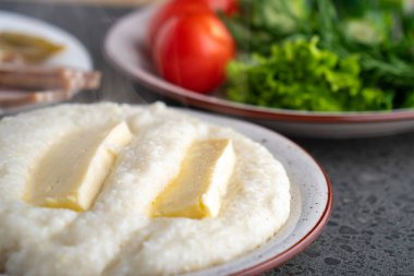 Peynirli Mengrelian Mısır mamalica (ghomi). Gürcü gıda.