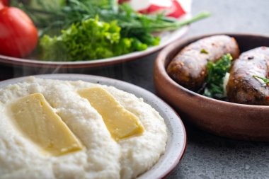 peynir suluguni ve kupati ev yapımı sosis ve ghomi ile ghomi