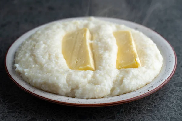 Mengrelian kukorica mamalica (ghomi) sajttal. Grúz élelmiszer. — Stock Fotó