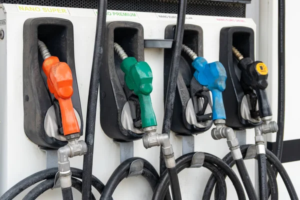Kolorowe benzyny pompa napełniania dysze, stacji benzynowej w usłudze — Zdjęcie stockowe
