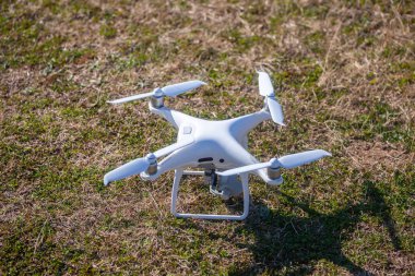 Beyaz dron çim, modern teknoloji