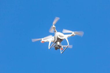 Mavi gökyüzü arka plan, teknoloji ile uçan uçak