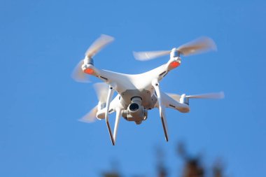 Mavi gökyüzü arka plan, teknoloji ile uçan uçak