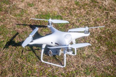 Beyaz dron çim, modern teknoloji