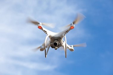 Mavi gökyüzü arka plan, teknoloji ile uçan uçak