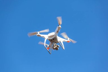 Mavi gökyüzü arka plan, teknoloji ile uçan uçak